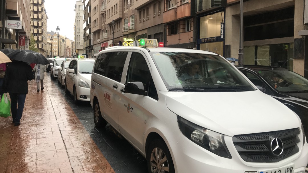 El Ayuntamiento amplia las plazas de taxi en el centro de Ponferrada