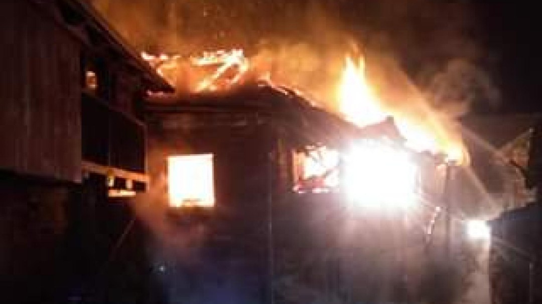 Un incendio en Peñalba de Santiago pone en riesgo el patrimonio de la localidad