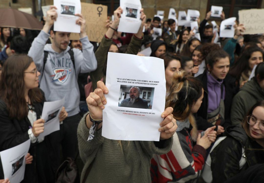Un grupo de estudiantes muestra carteles denunciando a Luciano Méndez Un grupo de estudiantes muestra carteles denunciando a Luciano Méndez