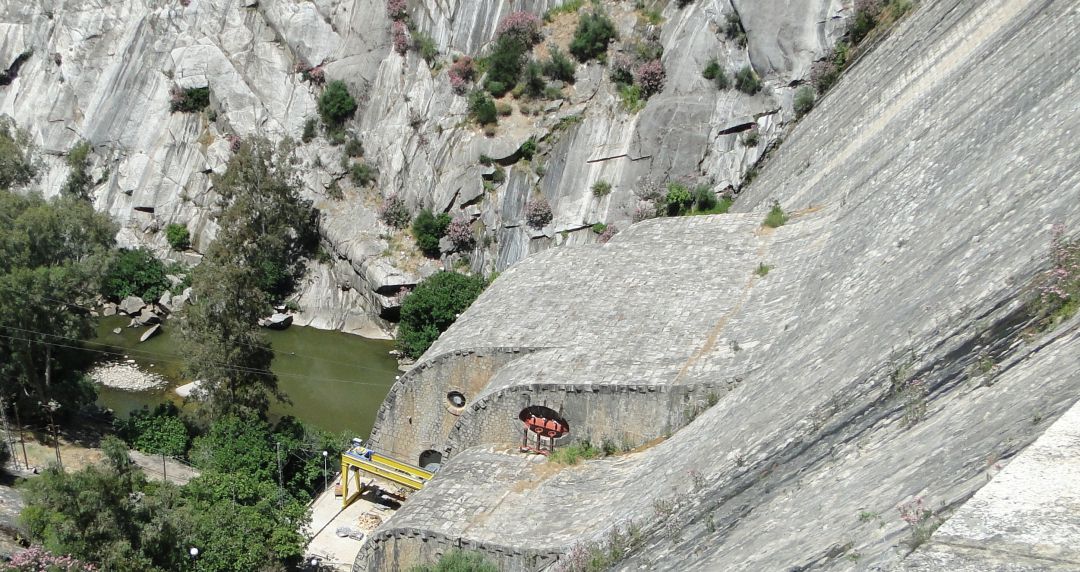 Salto de agua en la central del Jándula. Salto de agua en la central del Jándula.