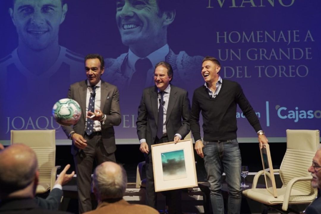 Manuel Jesús 'El Cid' y Joaquín, junto al periodista José Enrique Moreno, protagonizaron un nuevo Mano a Mano de Cajasol Manuel Jesús 'El Cid' y Joaquín, junto al periodista José Enrique Moreno, protagonizaron un nuevo Mano a Mano de Cajasol
