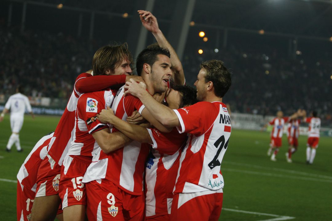 Álvaro Negredo es un ídolo para la afición del Almería. Álvaro Negredo es un ídolo para la afición del Almería.