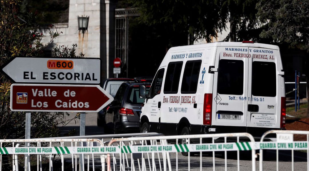 La furgoneta de la empresa de mármoles conquense a su llegada al Valle de los Caídos. La furgoneta de la empresa de mármoles conquense a su llegada al Valle de los Caídos.