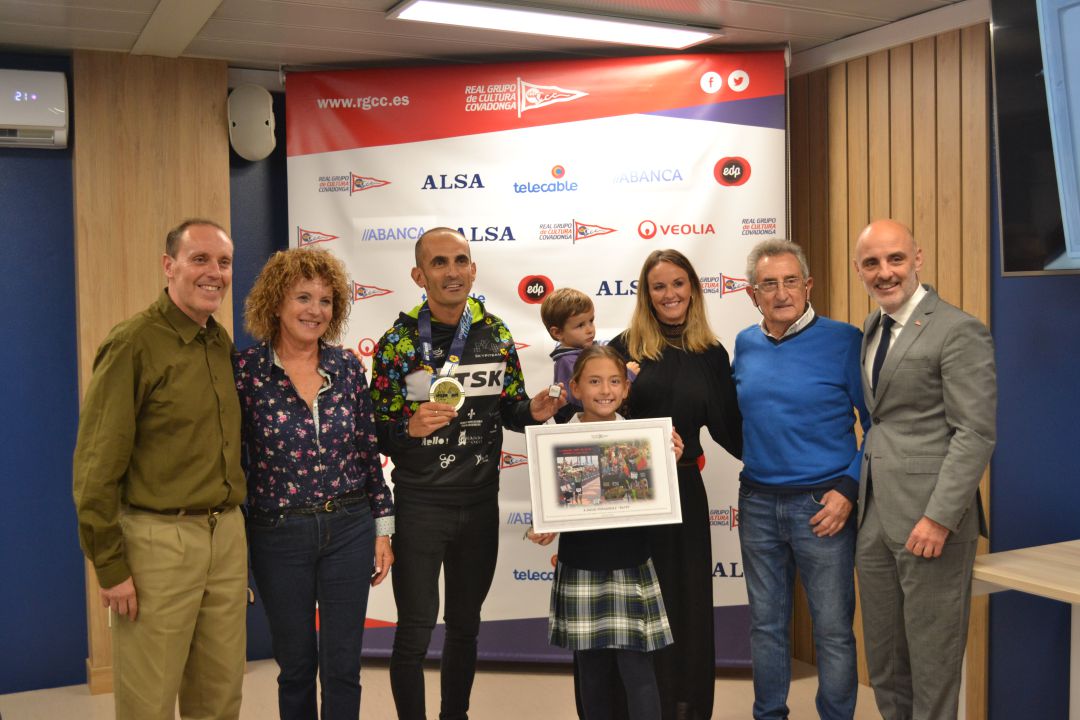 Skypi junto a su familia y el presidente del Grupo Skypi junto a su familia y el presidente del Grupo