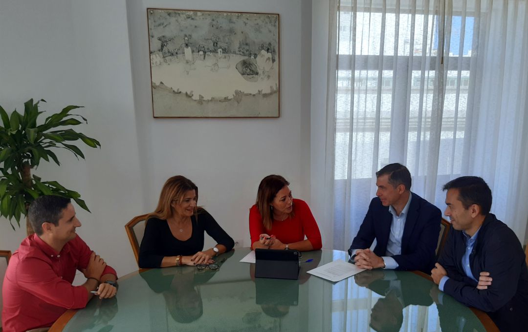 La alcaldesa de Arrecife, Ástrid Pérez, y la concejal de Bienestar Social, María Jesús Tovar, reunidas con representantes de la empresa Clece. La alcaldesa de Arrecife, Ástrid Pérez, y la concejal de Bienestar Social, María Jesús Tovar, reunidas con representantes de la empresa Clece.