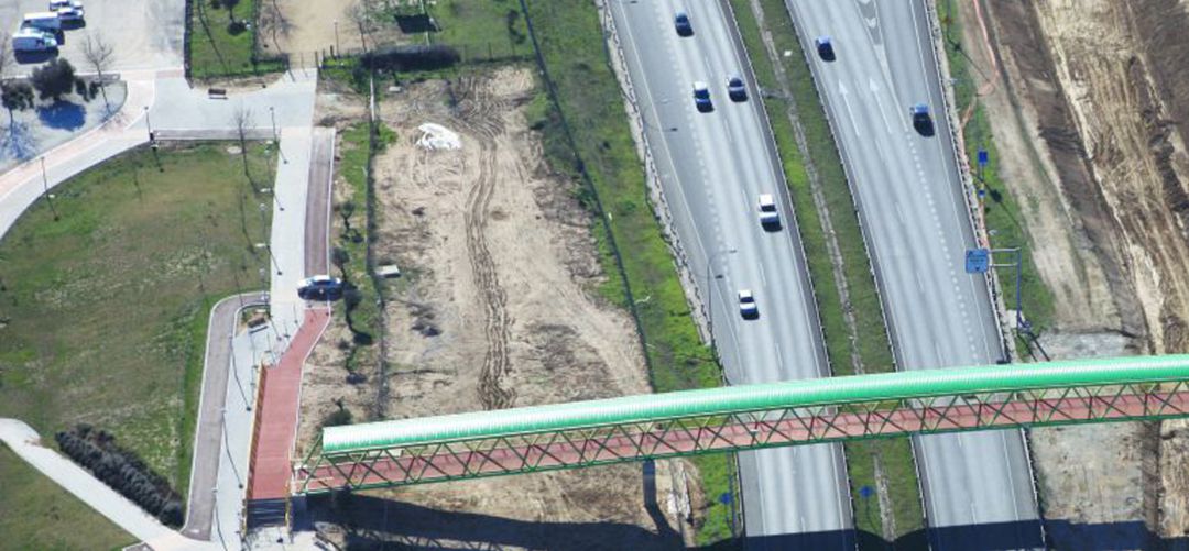 Parla sólo cuenta con dos salidas por carretera a la autovía A-42 y la M-408, muy saturadas habitualmente. Desde hace tiempo reivindican un acceso de Parla Este a la R-4. Parla sólo cuenta con dos salidas por carretera a la autovía A-42 y la M-408, muy saturadas habitualmente. Desde hace tiempo reivindican un acceso de Parla Este a la R-4.