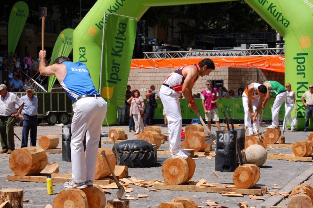 Aizkolaris en la Plaza de los Fueros Aizkolaris en la Plaza de los Fueros