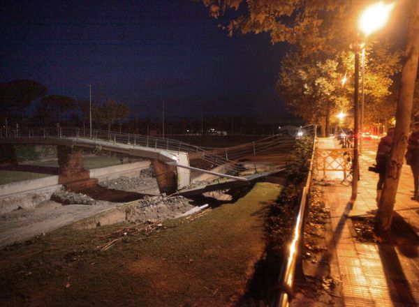 GRAFCAT6546. CAMBRILS (TARRAGONA), 23/10/2019.- Aspecto del puente sobre la riera de Cambrils donde cincuenta niños de entre 6 y 7 años de Sant Just Desvern y sus monitores fueron desalojados anoche en autobús de la Casa de Colonias La Marinada, a consecuencia de las fuertes lluvias que afectan a Cataluña.EFE/ Josep Lluís Sellart