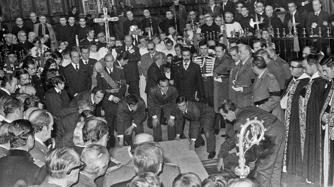 Entierro en el Valle de los Caídos del dictador Francisco Franco. En la foto, varios hombres levantan la lápida en cuyo interior se albergará el cuerpo de Franco, en San Lorenzo del Escorial Madrid (España) el 23 de noviembre de 1975.
Entierro en el Valle de los Caídos del dictador Francisco Franco. En la foto, varios hombres levantan la lápida en cuyo interior se albergará el cuerpo de Franco, en San Lorenzo del Escorial Madrid (España) el 23 de noviembre de 1975.