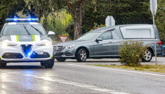 Un coche fúnebre sale del Valle de los Caidos escoltado por un coche de la Guardia Civil, en la jornada en la que se realiza el ensayo de la exhumación de Franco la cual está prevista para el 24 de octubre, en Madrid Un coche fúnebre sale del Valle de los Caidos escoltado por un coche de la Guardia Civil, en la jornada en la que se realiza el ensayo de la exhumación de Franco la cual está prevista para el 24 de octubre, en Madrid