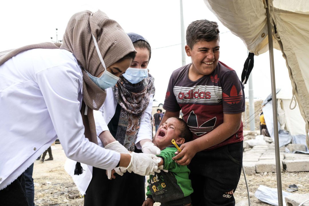 Un niño recibe la vacuna de la polio en el norte de Siria.
Un niño recibe la vacuna de la polio en el norte de Siria.
