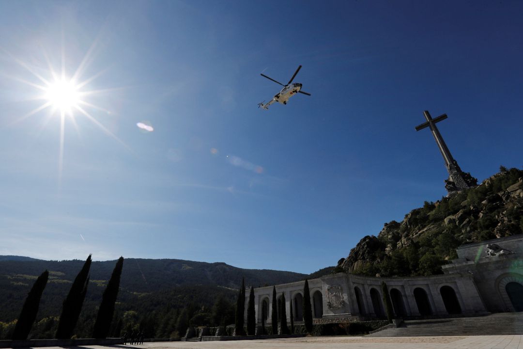 El helicóptero con el féretro del dictador abandona el Valle de los Caídos El helicóptero con el féretro del dictador abandona el Valle de los Caídos