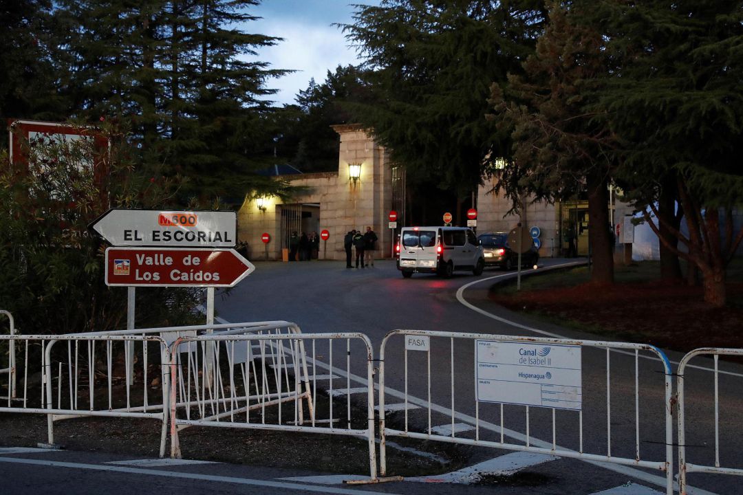Vista de una furgoneta funeraria a la entrada del Valle de los Caídos de donde serán exhumados los restos de Francisco Franco y trasladados al cementerio de El Pardo-Mingorrubio para su reinhumación. Vista de una furgoneta funeraria a la entrada del Valle de los Caídos de donde serán exhumados los restos de Francisco Franco y trasladados al cementerio de El Pardo-Mingorrubio para su reinhumación.
