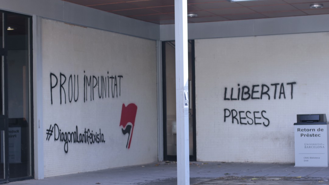 El "vaciemos las aulas" frente al "quiero ir a clase" de las universidades de Barcelona