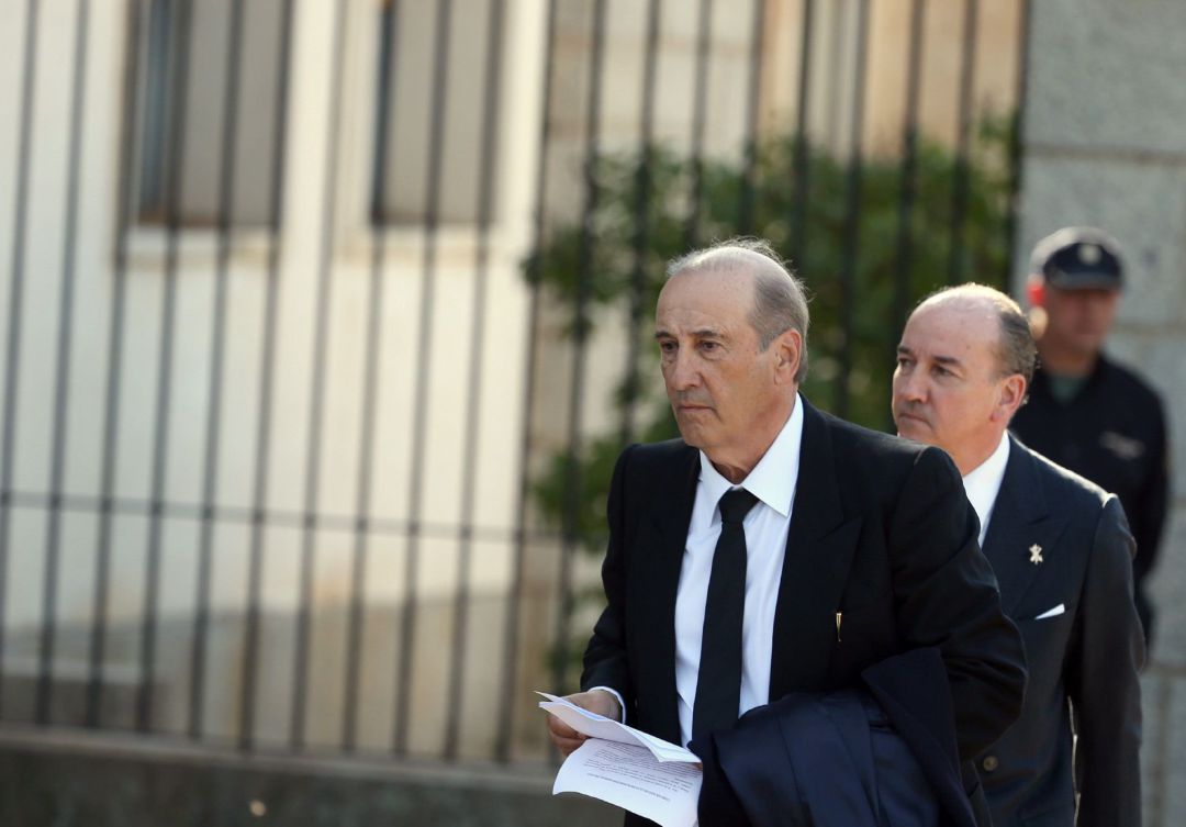 Francis Franco seguido por Luis Felipe Utrera-Molina (d), abogado de la familia Franco, abandonan el cementerio de Mingorrubio tras enterrar al dictador en un panteón junto a su esposa, Carmen Polo. Francis Franco seguido por Luis Felipe Utrera-Molina (d), abogado de la familia Franco, abandonan el cementerio de Mingorrubio tras enterrar al dictador en un panteón junto a su esposa, Carmen Polo.