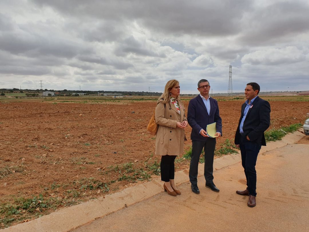 La delegada de la Junta y el Presidente de la Diputación visitan Motilla junto al alcalde. La delegada de la Junta y el Presidente de la Diputación visitan Motilla junto al alcalde.