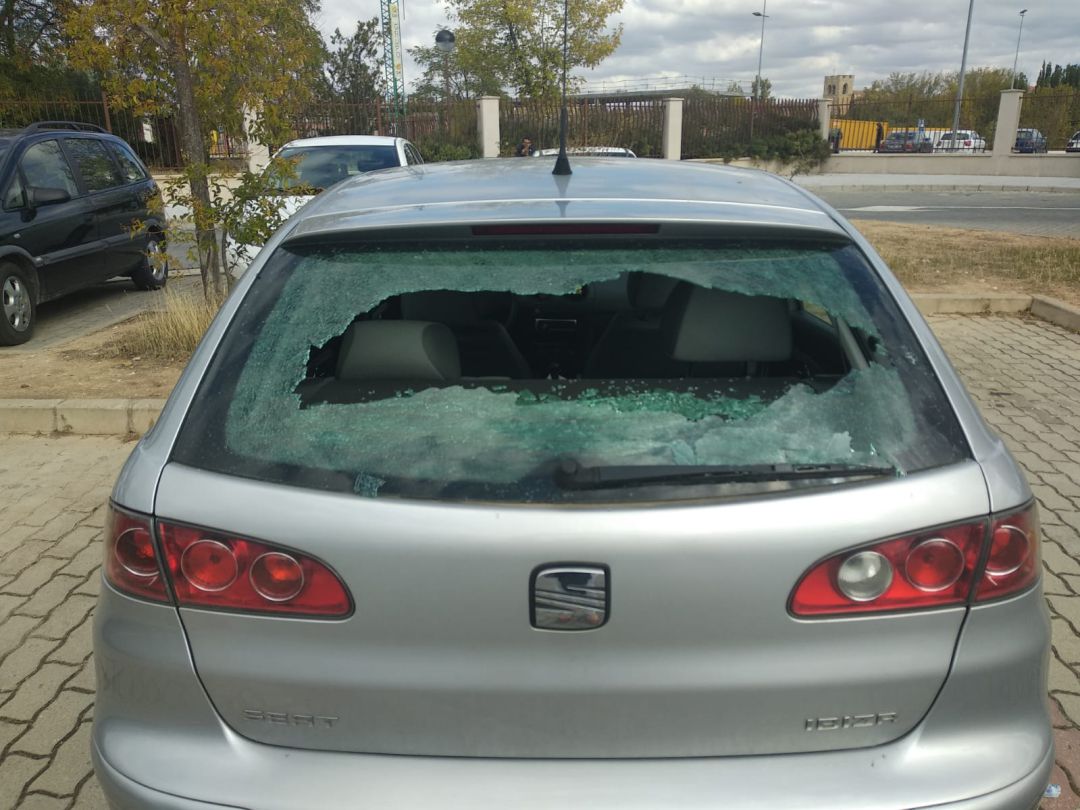 Uno de los coches con destrozos Uno de los coches con destrozos