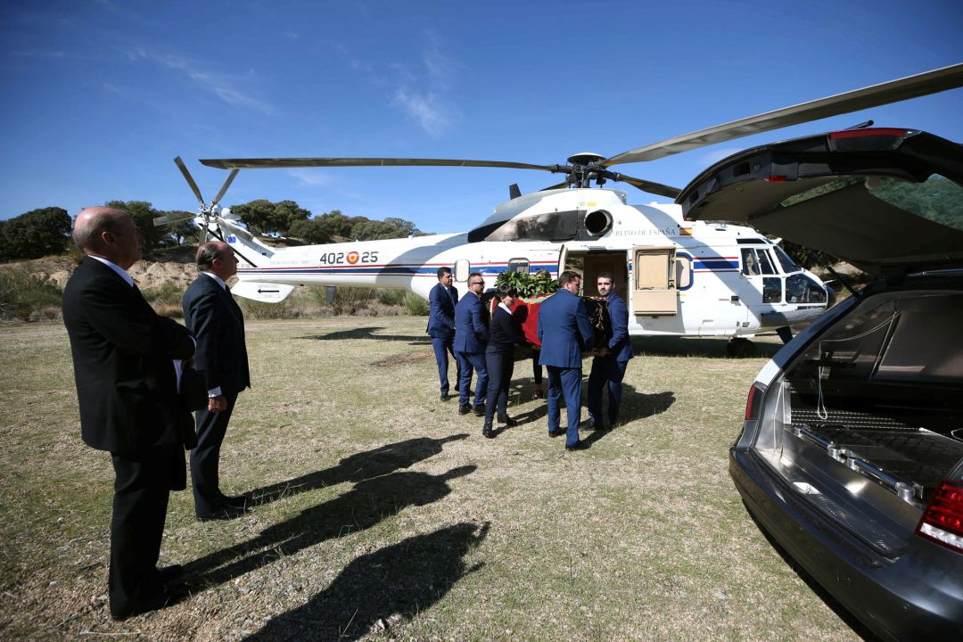 Momento en el que trasladan el féretro de Franco del helicóptero al coche fúnebre, después de su aterrizaje en El Pardo. Momento en el que trasladan el féretro de Franco del helicóptero al coche fúnebre, después de su aterrizaje en El Pardo.