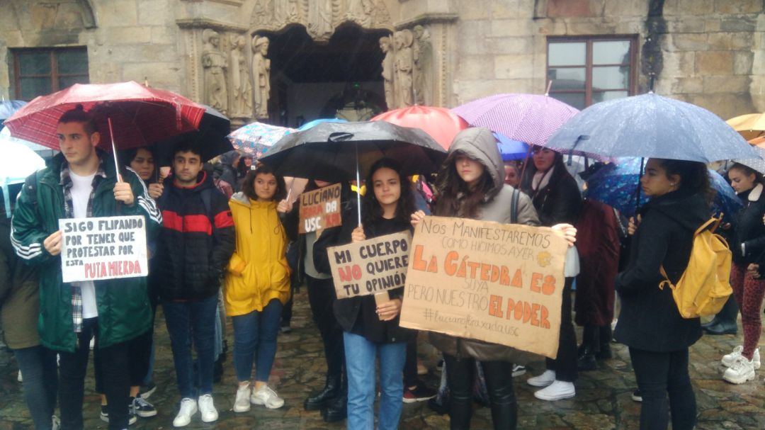 Alumnos protestando para exigir el despido de Luciano Méndez Alumnos protestando para exigir el despido de Luciano Méndez