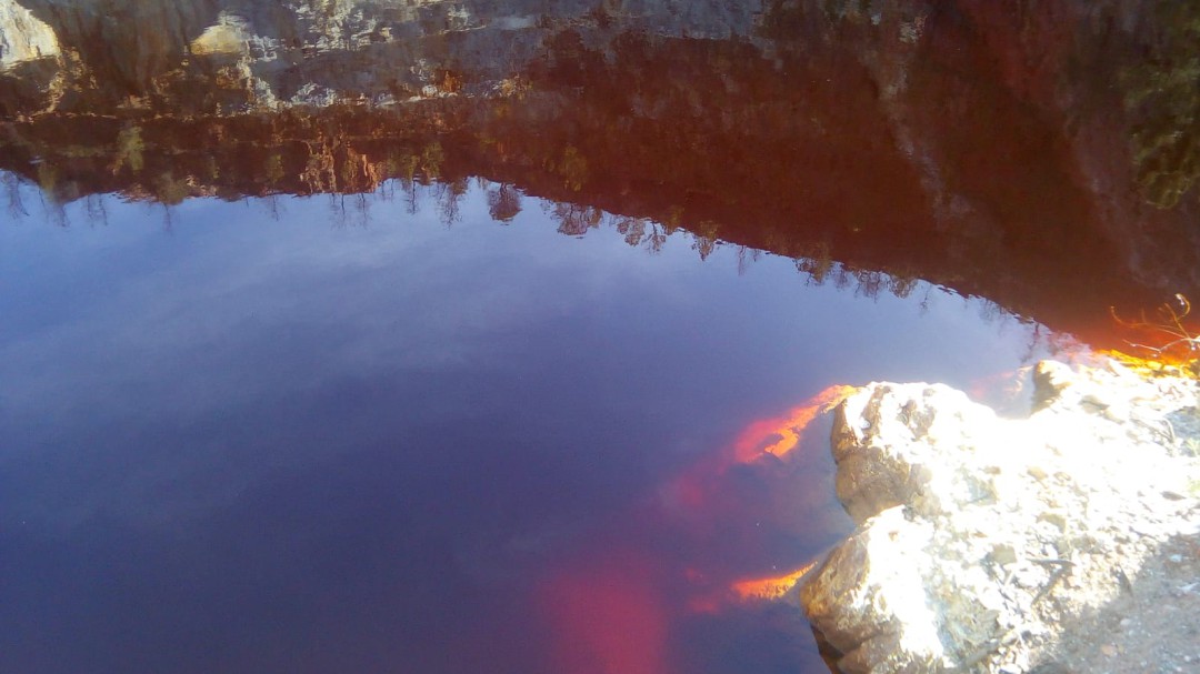 En las profundidades del río rojo