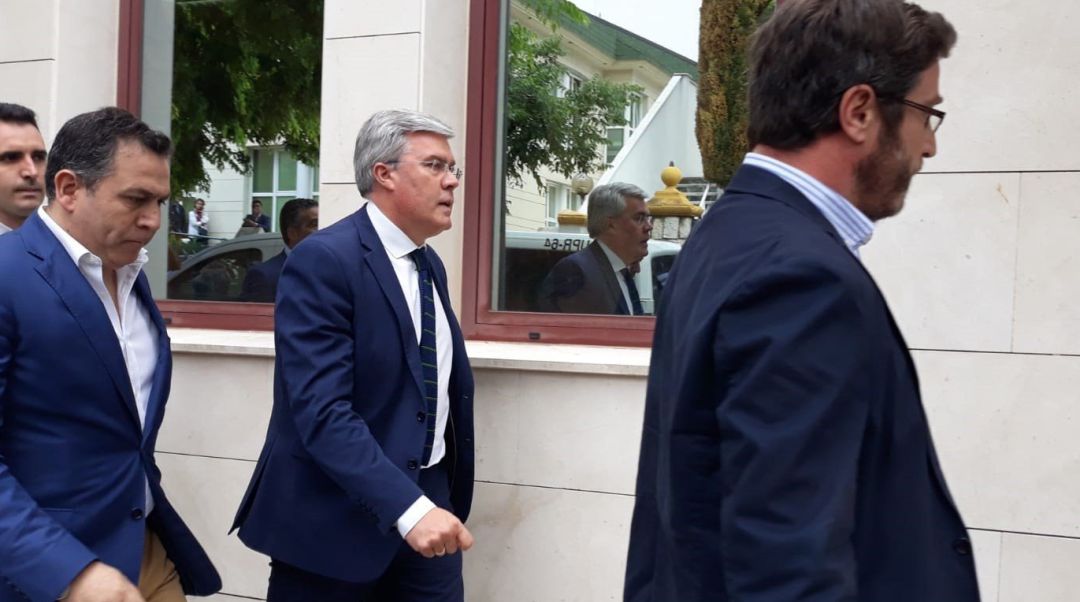 Imagen de archivo de Fernández de Moya acudiendo al juzgado a declarar. Imagen de archivo de Fernández de Moya acudiendo al juzgado a declarar.