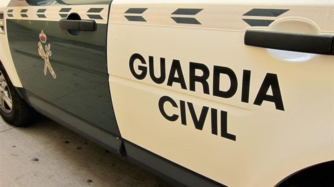 Buscan a una pareja que pudo ser arrastrada por un golpe de mar