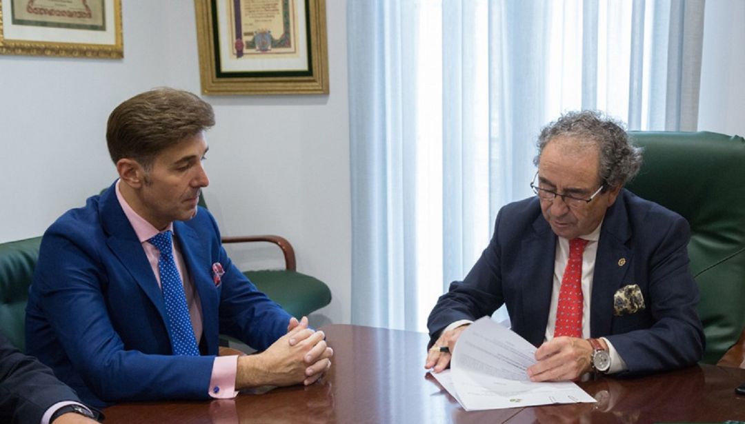 El bordador José Antonio Grande de León, a la izquierda, junto al hermano mayor de La Macarena, José Antonio Fernández Cabrero, en el acto de la firma del contrato El bordador José Antonio Grande de León, a la izquierda, junto al hermano mayor de La Macarena, José Antonio Fernández Cabrero, en el acto de la firma del contrato