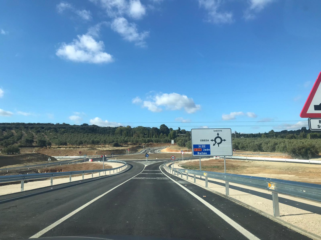Imágen de este jueves 24 de octubre de uno de las glorietas de acceso a la A32 a la altura de Torreperogil Imágen de este jueves 24 de octubre de uno de las glorietas de acceso a la A32 a la altura de Torreperogil