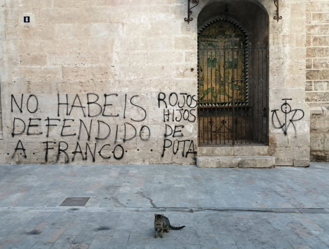Pintada en la fachada de la iglesia de San Nicolás. "No habéis defendido a Franco" Pintada en la fachada de la iglesia de San Nicolás. "No habéis defendido a Franco"