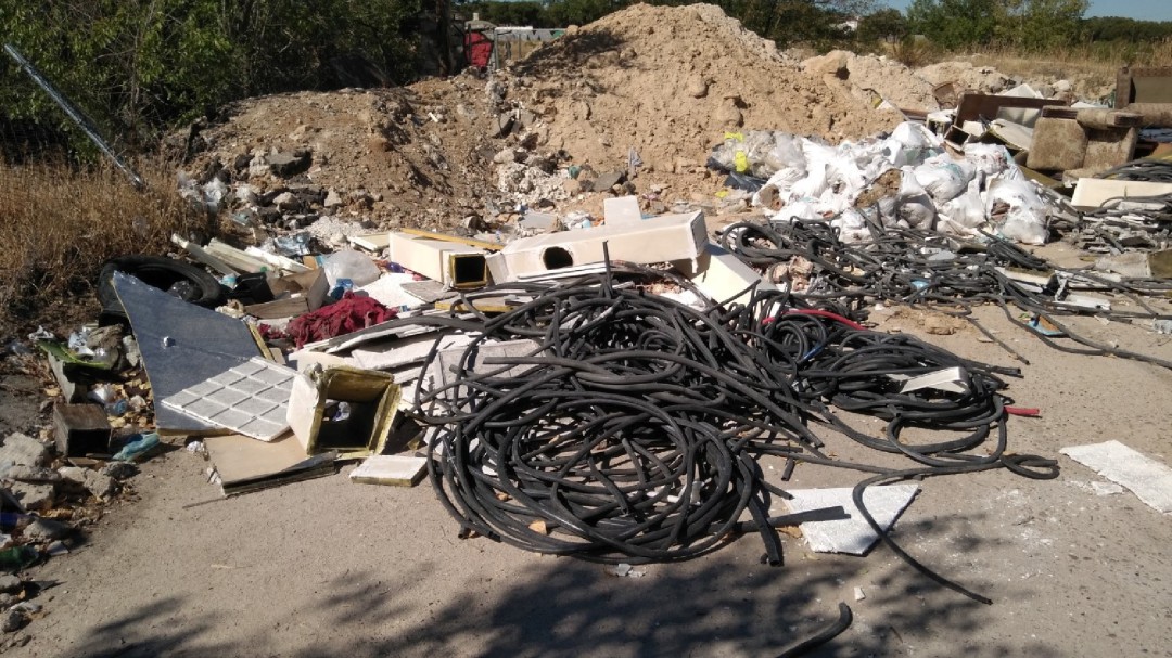 El ayuntamiento de Alcobendas retira los residuos ilegales del acceso al antiguo vertedero