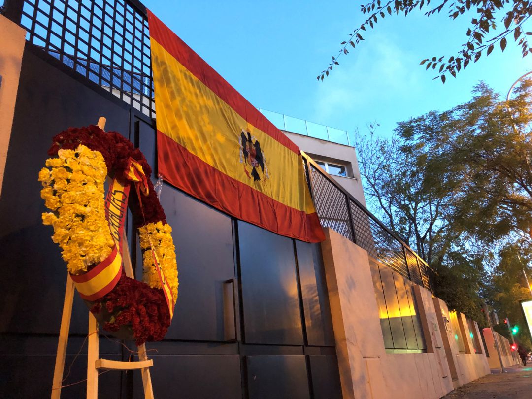 La bandera con el escudo preconstitucional en el domicilio de la familia Franco. La bandera con el escudo preconstitucional en el domicilio de la familia Franco.