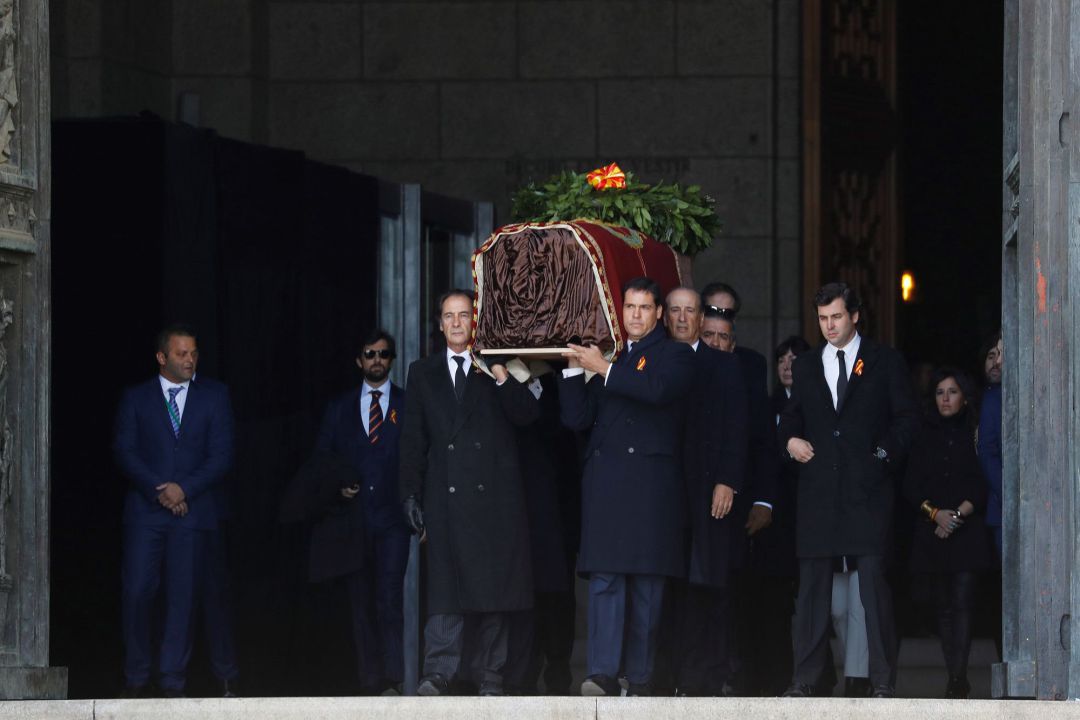 Los miembros de la familia Franco sacan el féretro del dictador del interior de la basílica del Valle de los Caídos Los miembros de la familia Franco sacan el féretro del dictador del interior de la basílica del Valle de los Caídos