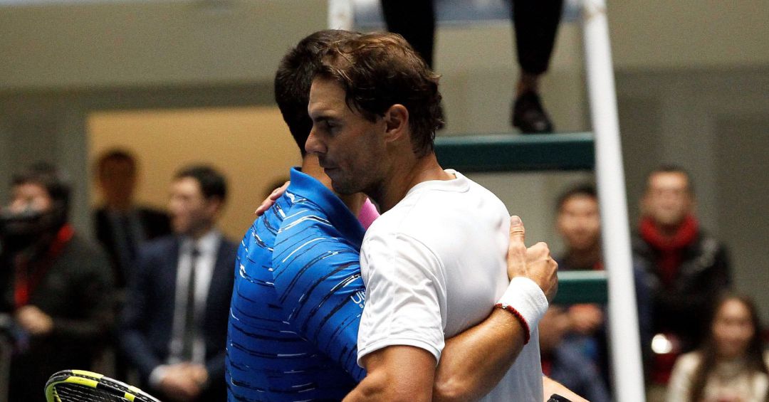 El tenista serbio Novak Djokovic saluda al tenista español Rafa Nadal, este jueves en el Barys Arena de Nur-Sultán. El tenista serbio Novak Djokovic saluda al tenista español Rafa Nadal, este jueves en el Barys Arena de Nur-Sultán.