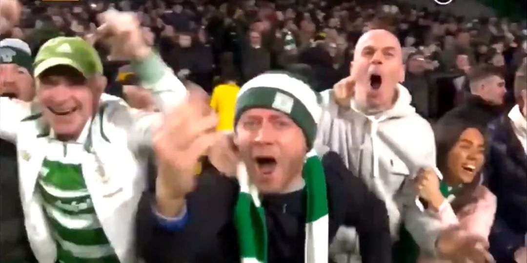 El fan del Celtic, instantes antes de caer por la barandilla El fan del Celtic, instantes antes de caer por la barandilla