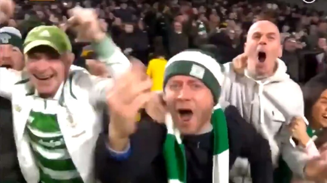Un fan del Celtic cae de la grada al celebrar el gol del triunfo ante la Lazio
