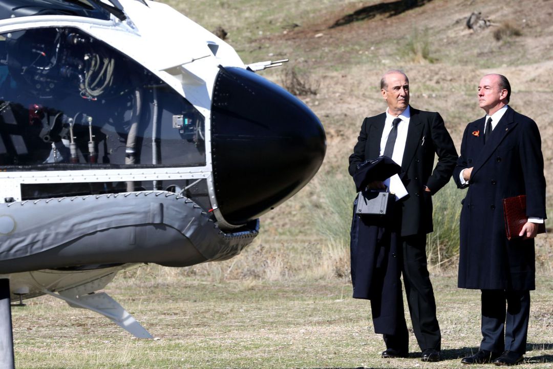 El nieto de Francisco Franco, Francis Franco (i) y el abogado de la familia, Luis Felipe Utrera Molina (d) observan el traslado de los restos del dictador tras el aterrizaje del helicóptero al Monte de El Pardo, desde donde será trasladado al cementerio de El Pardo-Mingorrubio para su reinhumación. en Madrid, a 24 de octubre de 2019.
El nieto de Francisco Franco, Francis Franco (i) y el abogado de la familia, Luis Felipe Utrera Molina (d) observan el traslado de los restos del dictador tras el aterrizaje del helicóptero al Monte de El Pardo, desde donde será trasladado al cementerio de El Pardo-Mingorrubio para su reinhumación. en Madrid, a 24 de octubre de 2019.