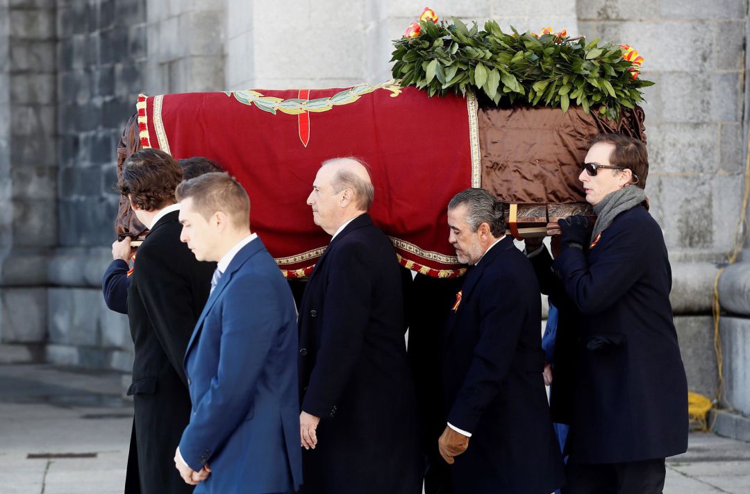 Los nietos de Francisco Franco, Francis Franco (i) y Jaime Martínez Bordiú (c) portan el féretro del dictador tras la exhumación en del Valle de los Caídos Los nietos de Francisco Franco, Francis Franco (i) y Jaime Martínez Bordiú (c) portan el féretro del dictador tras la exhumación en del Valle de los Caídos