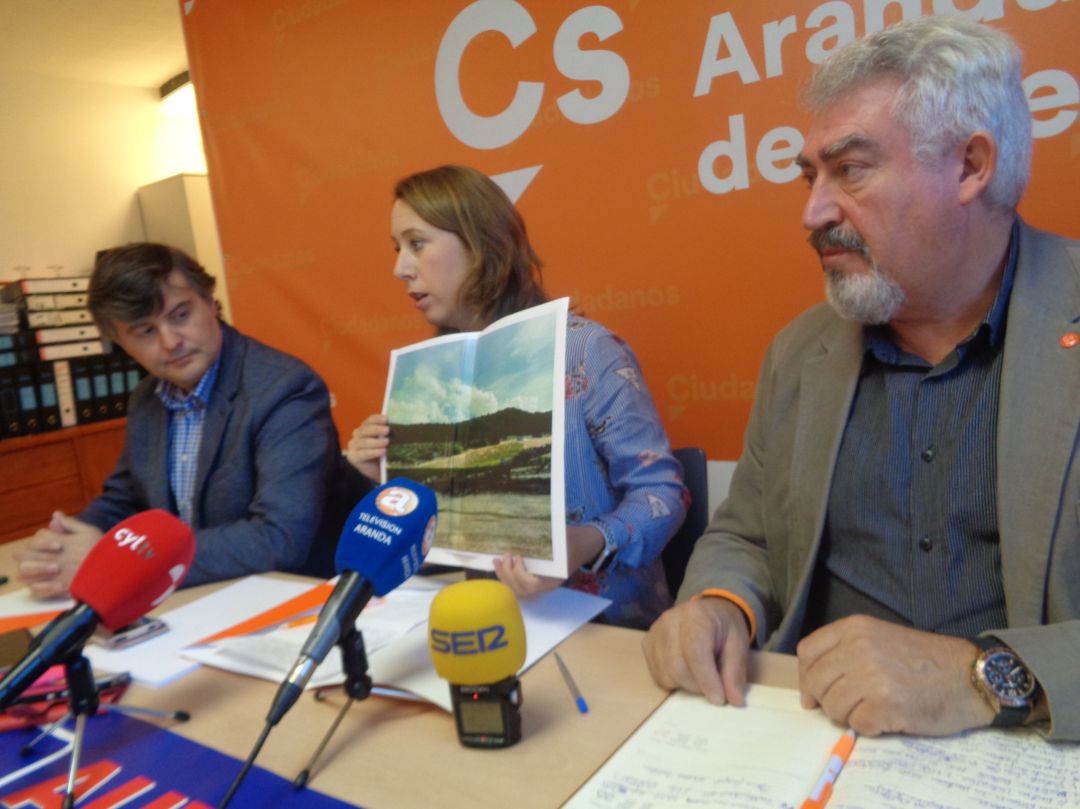 La candidata al Congreso por Burgos muestra a la prensa la foto del camión calcinado abandonado en la N-122, acompañada del procurador regional (dcha) y del portavoz municipal del partido, Francisco Martín La candidata al Congreso por Burgos muestra a la prensa la foto del camión calcinado abandonado en la N-122, acompañada del procurador regional (dcha) y del portavoz municipal del partido, Francisco Martín