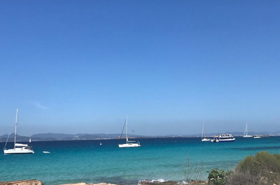 Imagen de barcos fondeados en aguas de Formentera Imagen de barcos fondeados en aguas de Formentera
