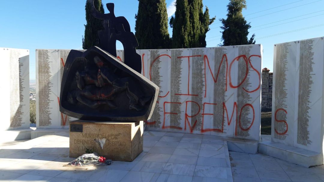 Pintadas vandálicas en el monumento a la Memoria Histórica de Jaén. Pintadas vandálicas en el monumento a la Memoria Histórica de Jaén.