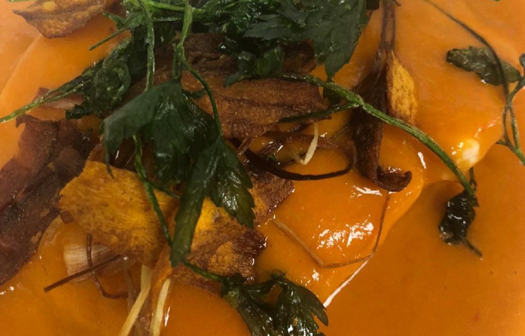 Bacalao a la vizcaína con chips de verduras Bacalao a la vizcaína con chips de verduras