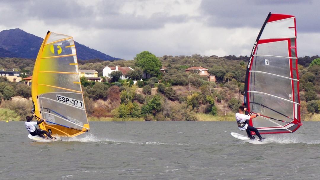 Cazalegas acoge la I Copa Nubbitel de Windsurf
