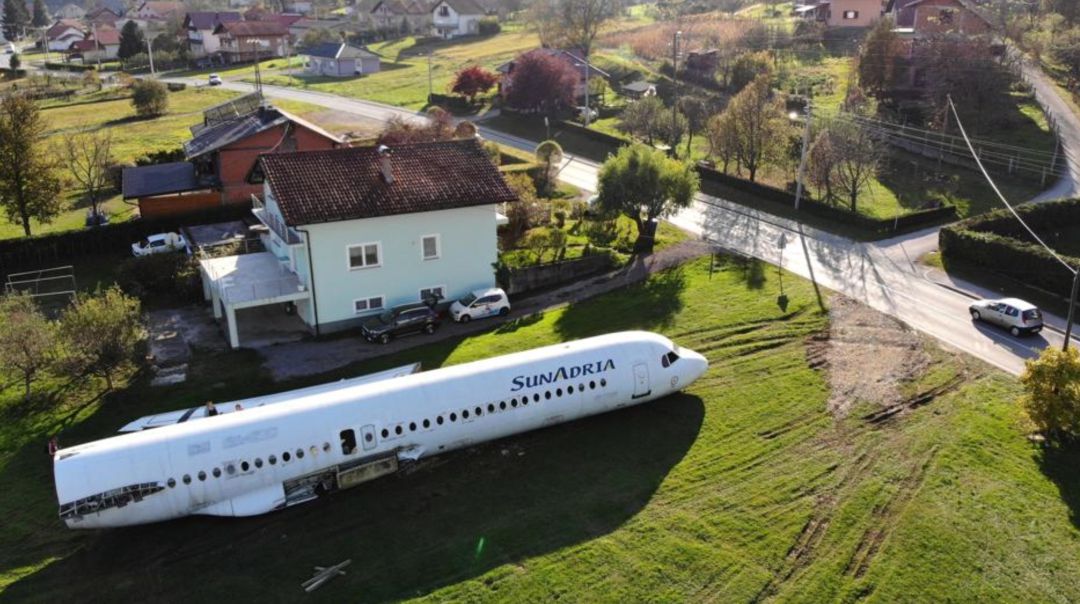 El avión fokker-100 en el jardín de un ingeniero croata. El avión fokker-100 en el jardín de un ingeniero croata.