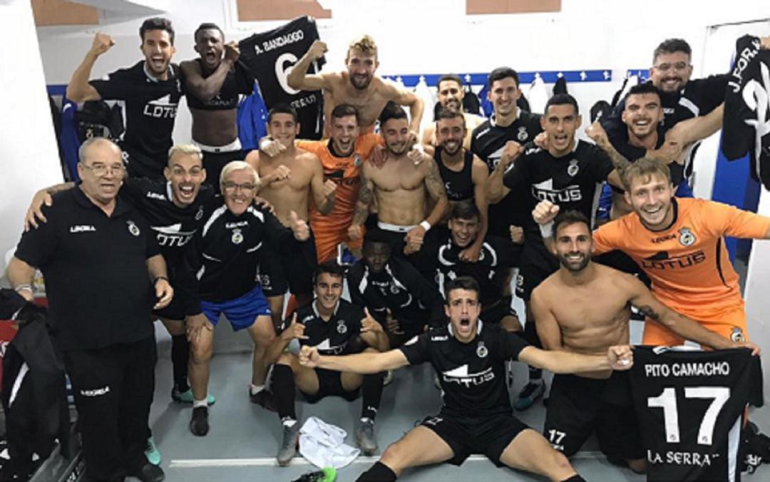 La plantilla festeja el triunfo. La plantilla festeja el triunfo.