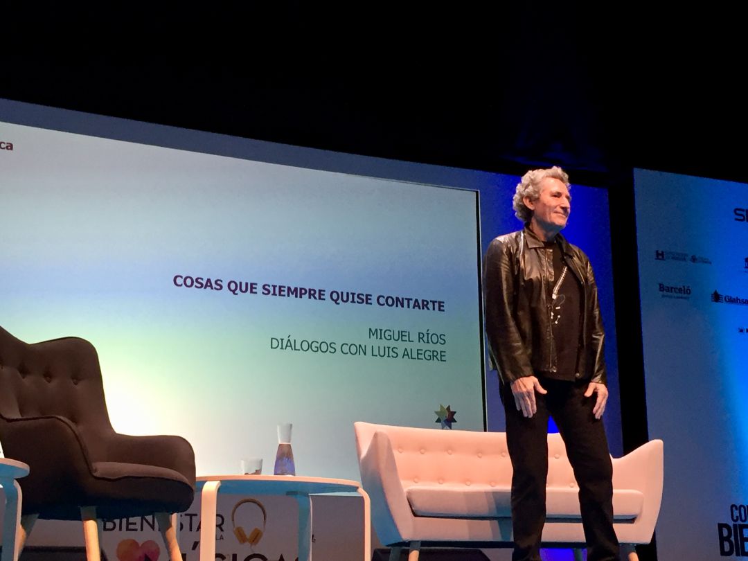 Miguel Ríos en el Teatro del Mar de Punta Umbría antes del inicio de su charla en el Congreso del Bienestar y la Música. Miguel Ríos en el Teatro del Mar de Punta Umbría antes del inicio de su charla en el Congreso del Bienestar y la Música.