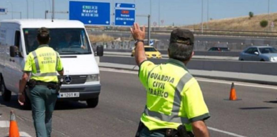 Agentes de la Guardia Civil participan en una campaña de control de furgonetas de la DGT. Agentes de la Guardia Civil participan en una campaña de control de furgonetas de la DGT.