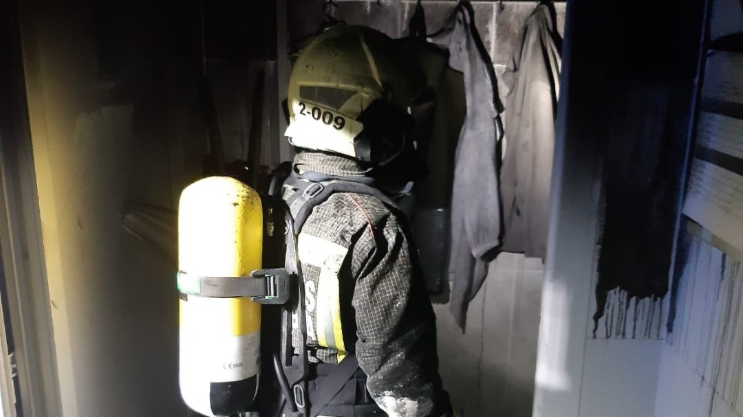 Un incendio en la piscifactoría Sonrionansa, en Pesués, destroza los vestuarios