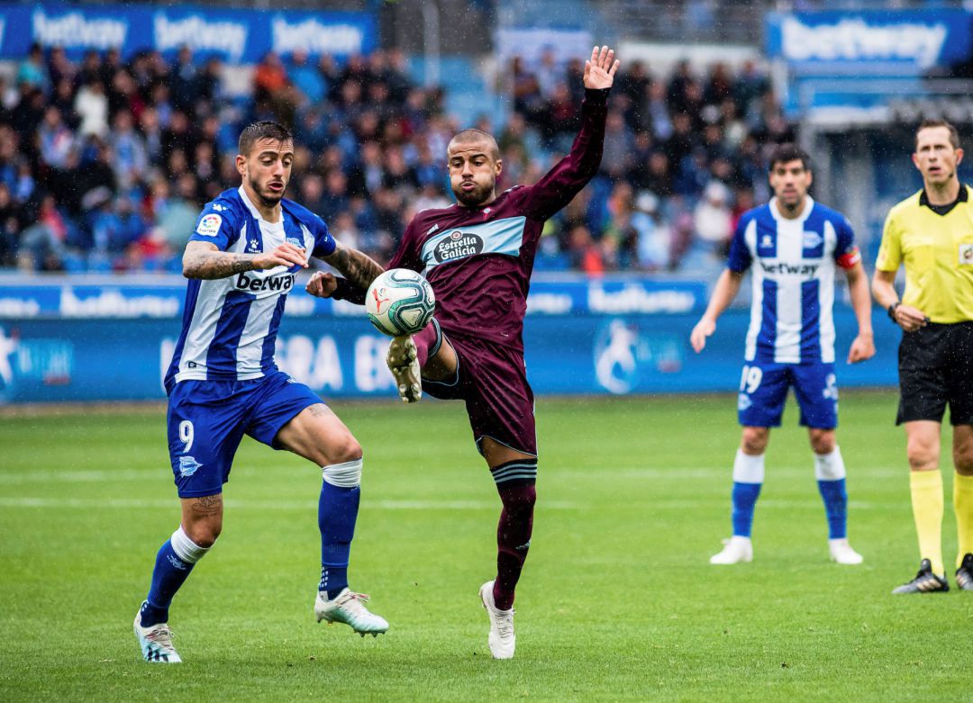 Rafinha pugna por un balón ante Joselu Rafinha pugna por un balón ante Joselu