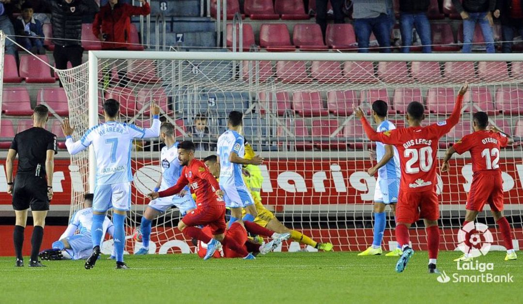 Los juagdores del Numancia celebran el gol del empate marcado por Curro Sánchez. Los juagdores del Numancia celebran el gol del empate marcado por Curro Sánchez.