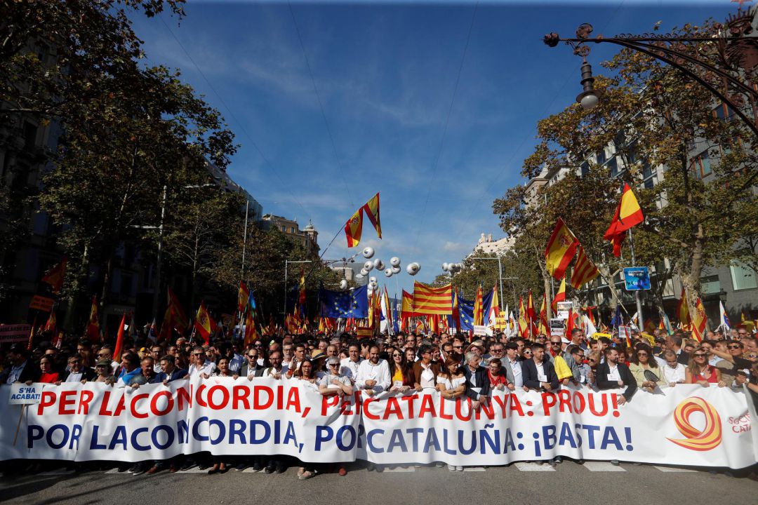 Miles de personas se concentran en el centro de Barcelona, convocadas por Societat Civil Catalana, para decir "basta" al proceso independentista. Miles de personas se concentran en el centro de Barcelona, convocadas por Societat Civil Catalana, para decir "basta" al proceso independentista.
